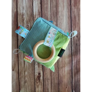 Készségfejlesztő címkekocka rágókával hordozókendőből varrva